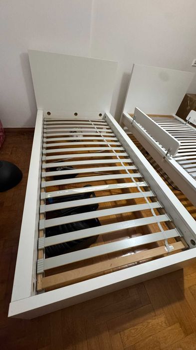 2 Camas Individuais Brancas com Estrado e Proteção Lateral