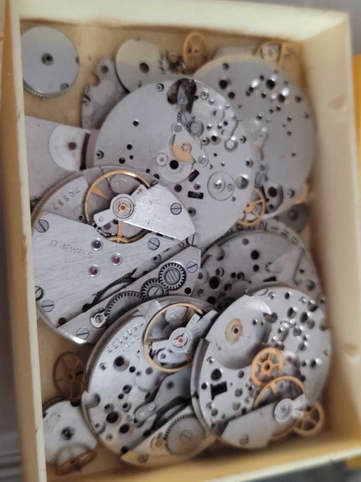 Skrzynka nr 7: Zbiór części do zegarków kieszonkowych i mechanicznych