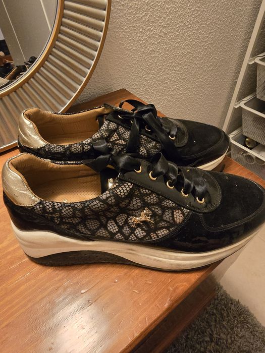 Tenis Cavalinho 40 preto e dourado