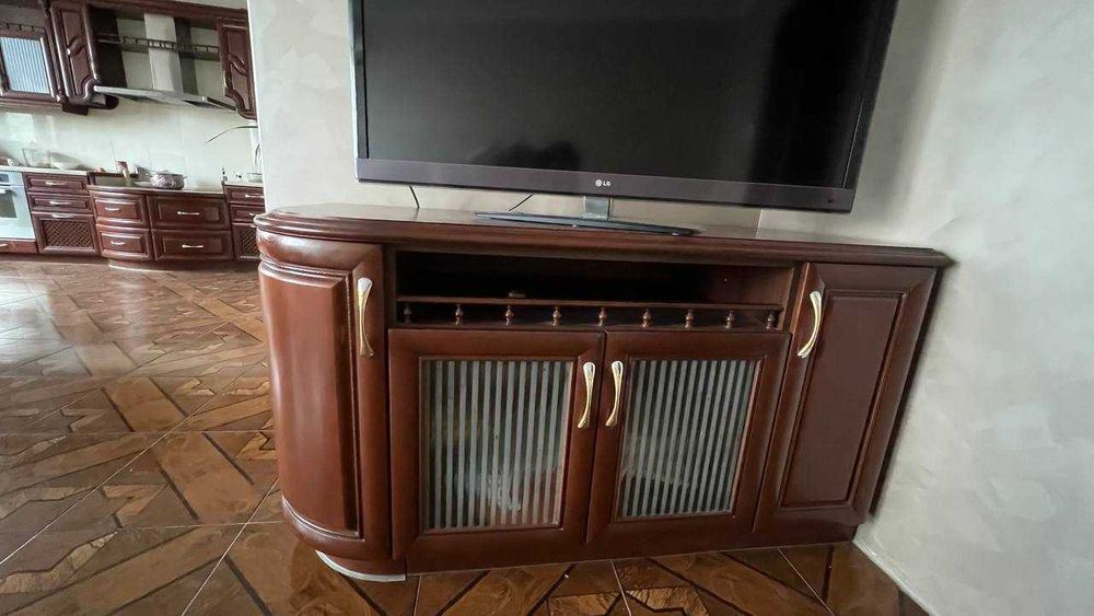 Тумба під телевізор з масиву дуба