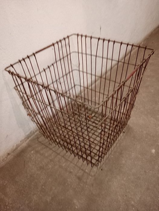 Druciany kosz na butlę gąsior