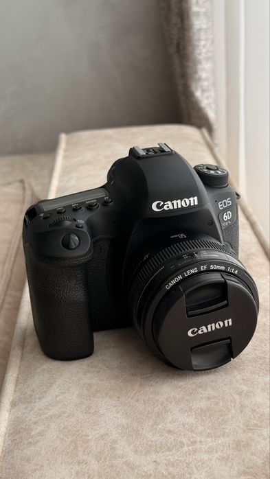 Canon EOS 6D Mark II з об'ективом 50mm f/1.4 - повний комплект