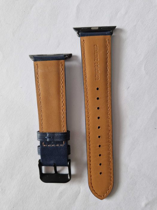 Granatowy skórzany pasek do smartwatch.