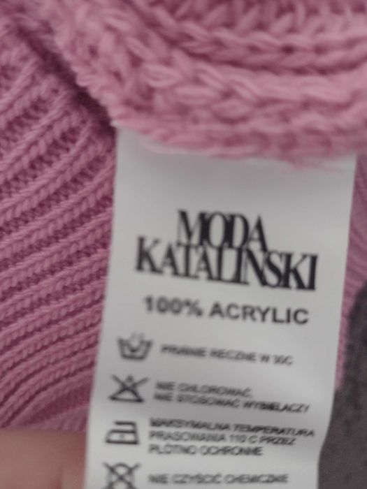 Komplet sweterek i spódniczka.