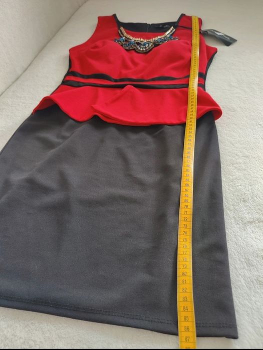 Nowa elegancka sukienka z baskinką naszyjnikiem S 36 z elastanem
