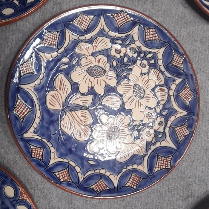 Pratos cerâmicos pintados à mão