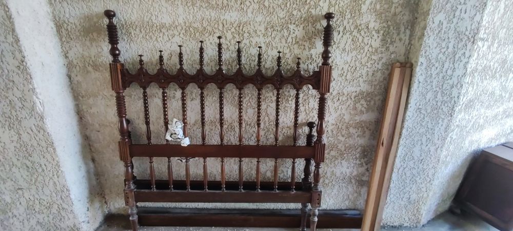 Mobília de quarto em madeira antiga