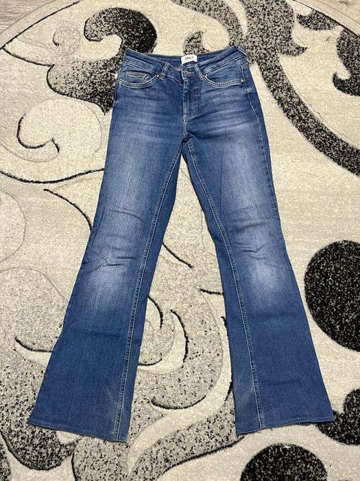 flared jeans, baggy jeans