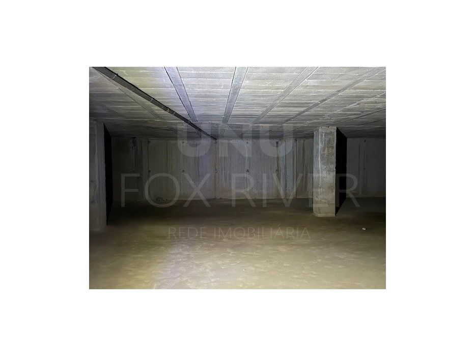 Garagem com capacidade de 48 lugares