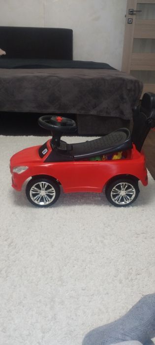 Продам детскую машинку толокар
