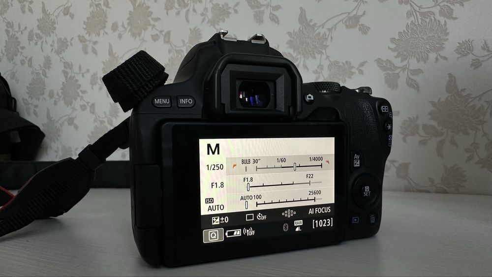 Дзеркальний фотоапарат Canon eos 200d