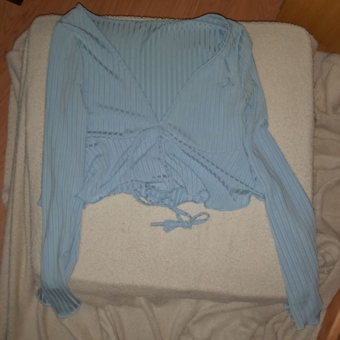 Top azul , formato de V