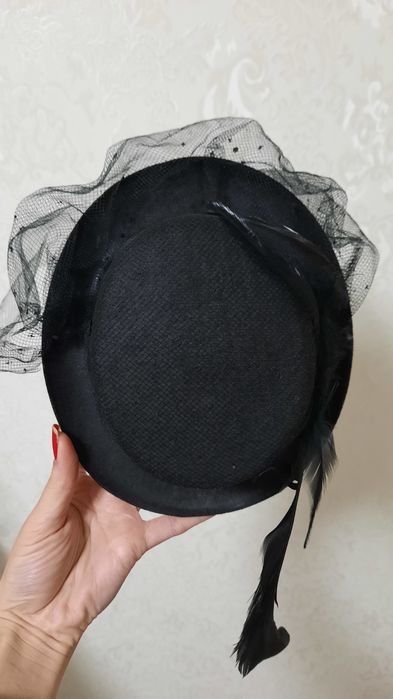 Черная шляпа с вуалью и перьями