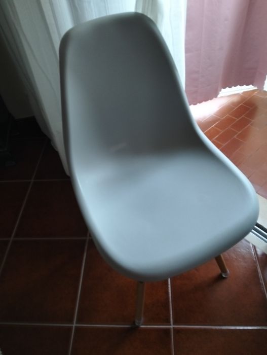 Conjunto de três cadeiras cinzentas
