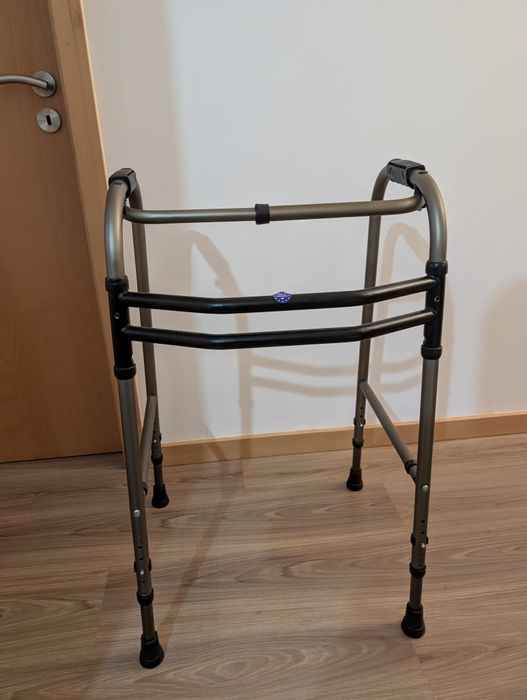 Andarilho e cadeira de banho