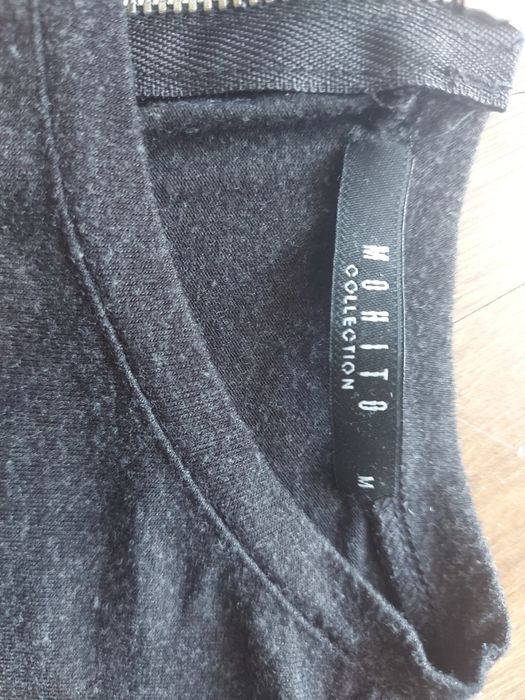 Dwie czarne koszulki z napisami 38