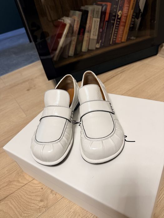 Білі лофери,взуття