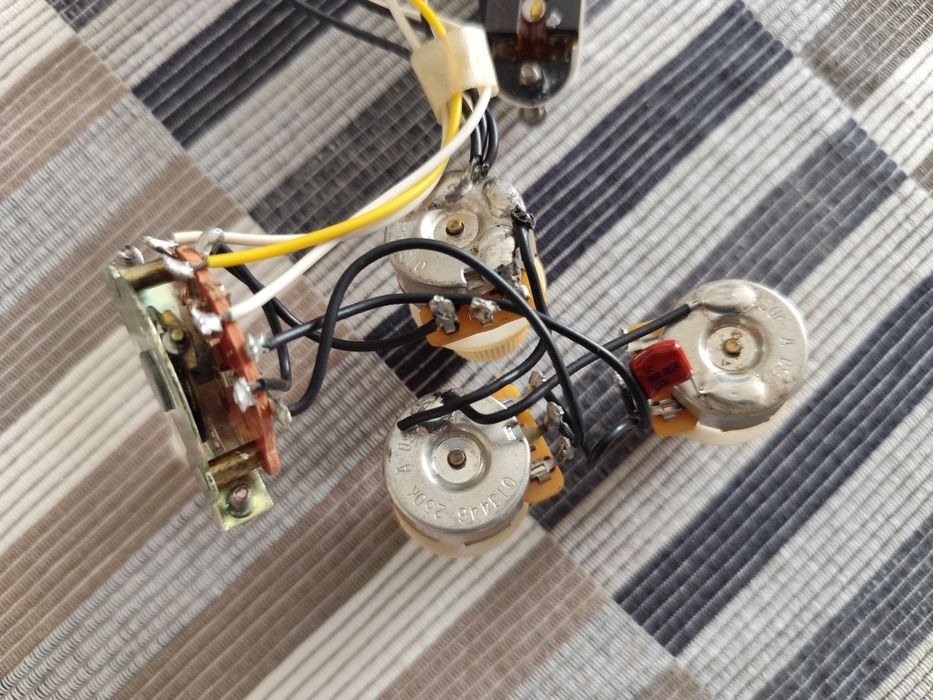 Pickups Fender, eletrónica completa

Eletrónica completa, F