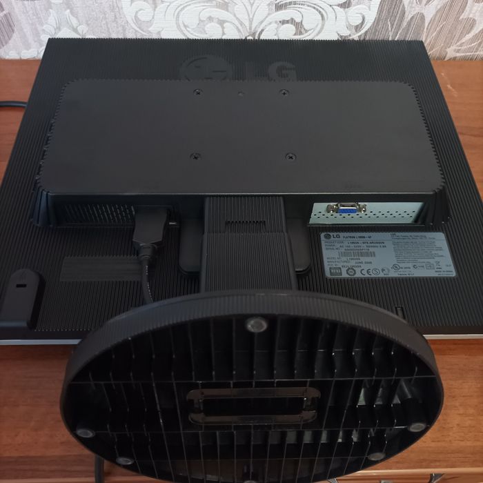 Монитор LG 1953S