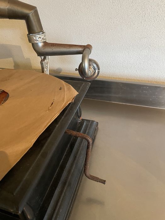 Grafonola/ gira discos antigo. Falta agulha