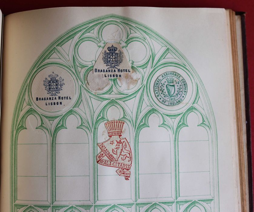 Álbum de Brasões e Monogramas com dezenas de peças