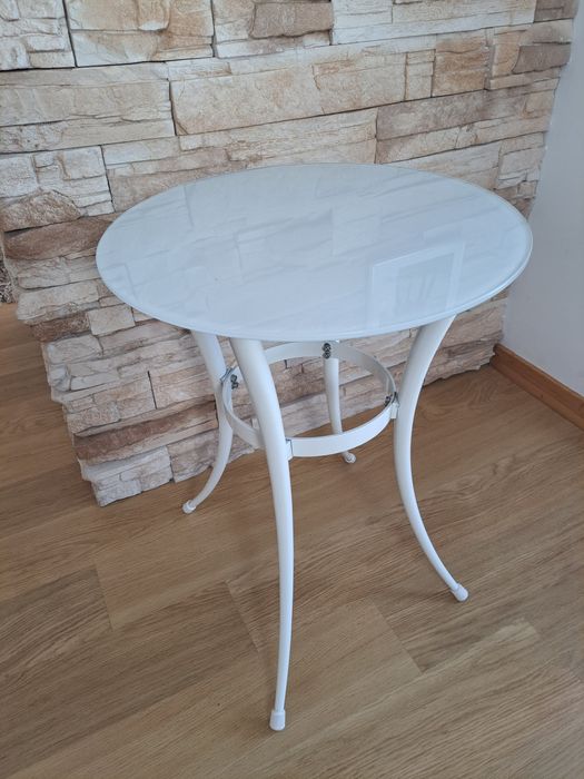 Mesa de apoio em ferro pintado branco e tampo em vidro