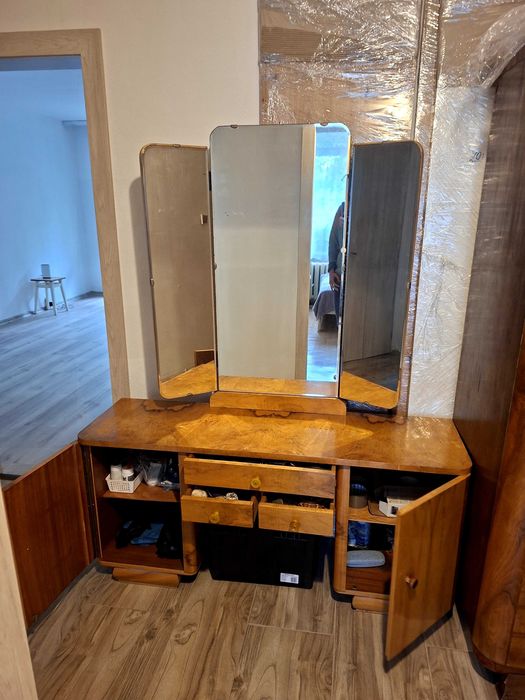 Toaletka z lat 40.–50. – solidne drewno