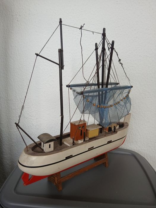 Barco em madeira de colecção com 40 cm de comprimento