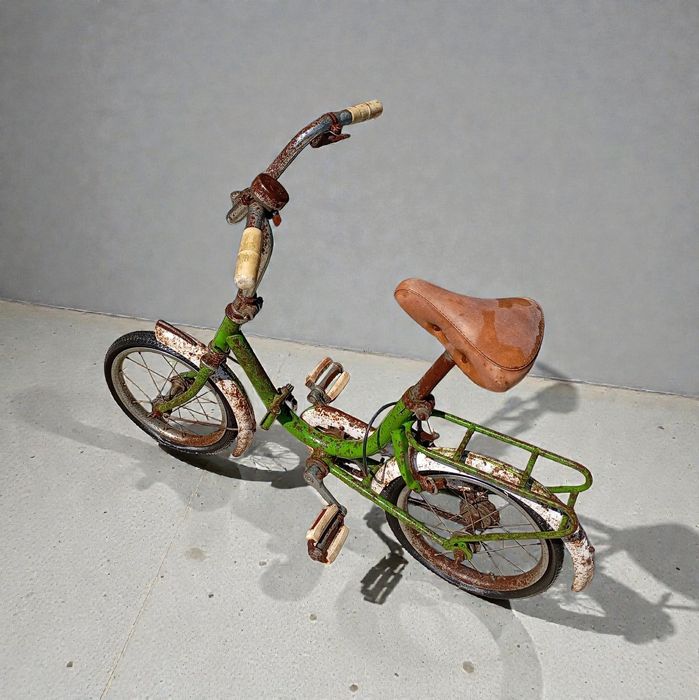 Bicicleta antiga de criança.