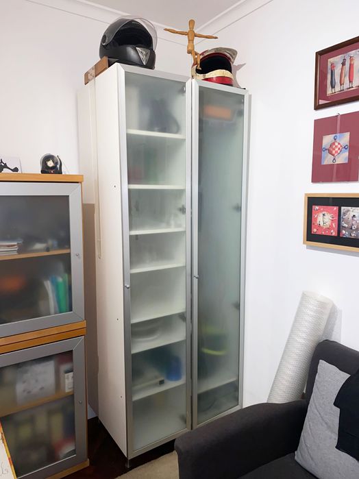 Armário alto com prateleiras