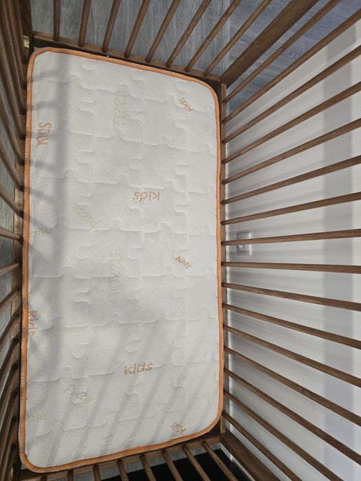 Berço  / Cama de Grades de Madeira com Colchão