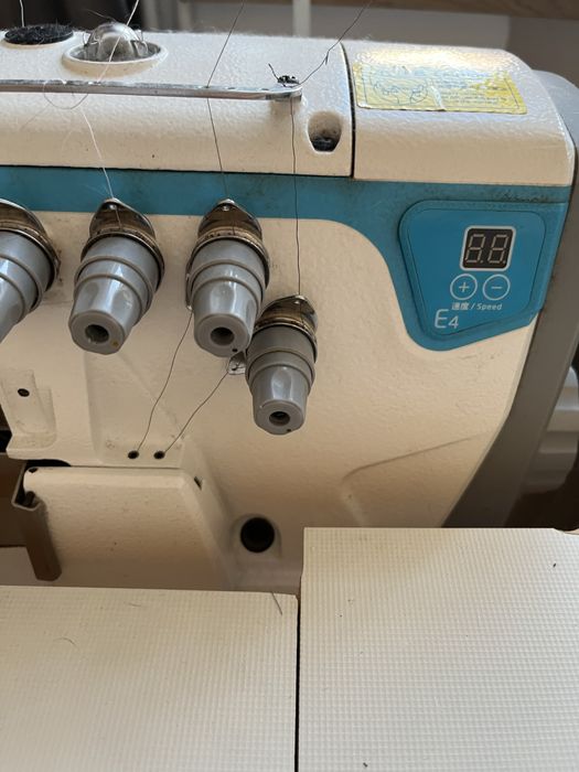 OVERLOCK (5nitkowy) Overlock JACK E4, ze stołem