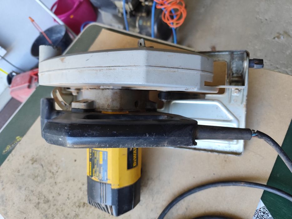Circular DEWALT DW383