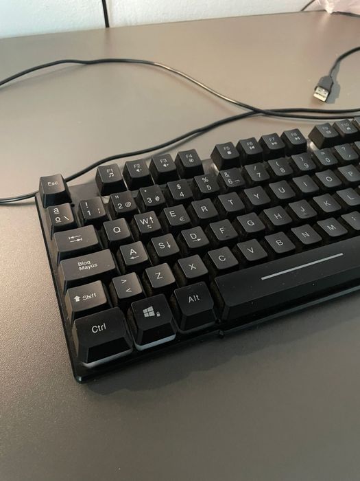 Teclado Game com luzes e tapete de rato com luz