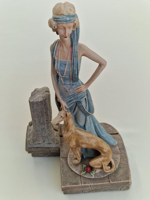 Escultura Art Déco Dama com Galgo – Assinada – 42 cm / 4,74 kg