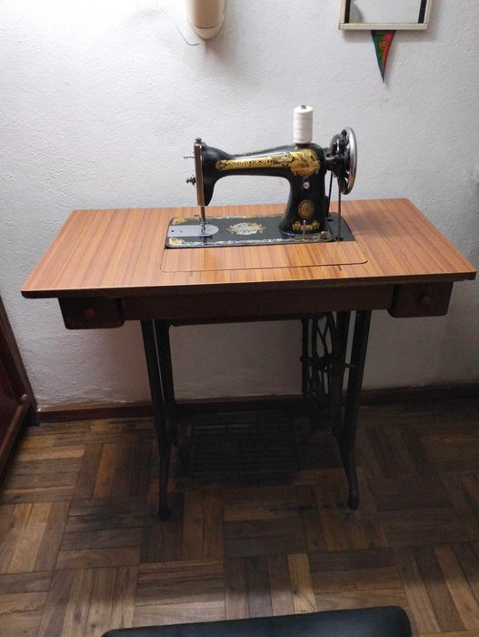 Máquina de costura Singer antiga em muito bom estado