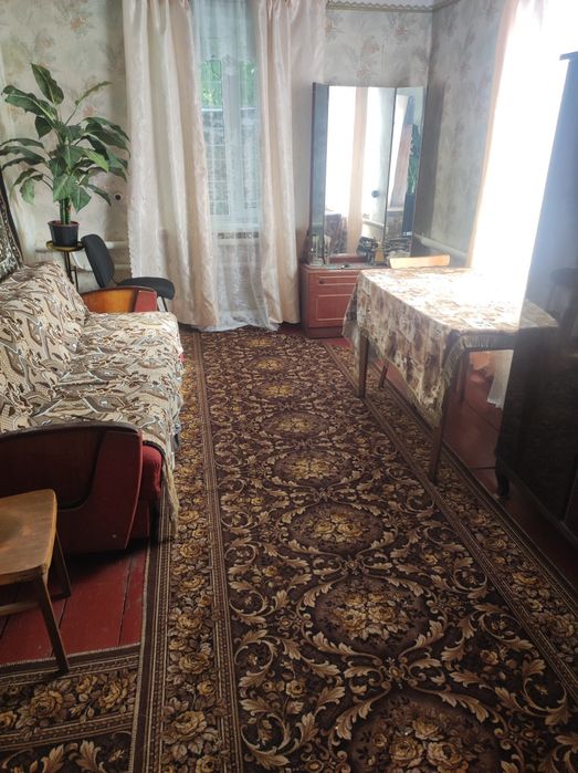 Продаж будинку з господарськими будівлями
