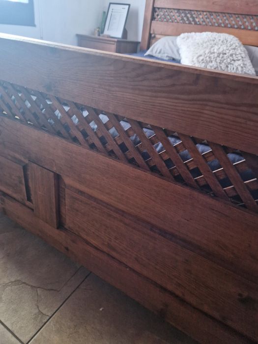 Cama tipo rústico+mesinha de cabeceira