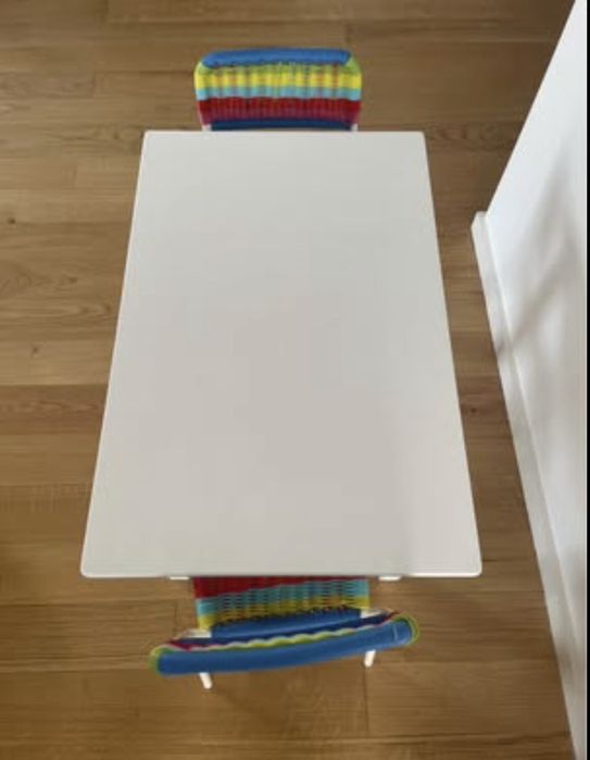 Conjunto Infantil Mesa Branca + 2 Cadeiras Coloridas