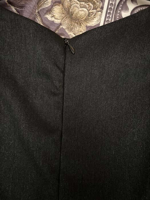 Гарне плаття з вишитими рукавами