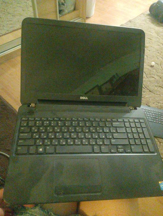 Ноутбук Dell P28F  на деталі