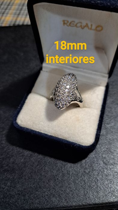 Aneis em prata contrastada.