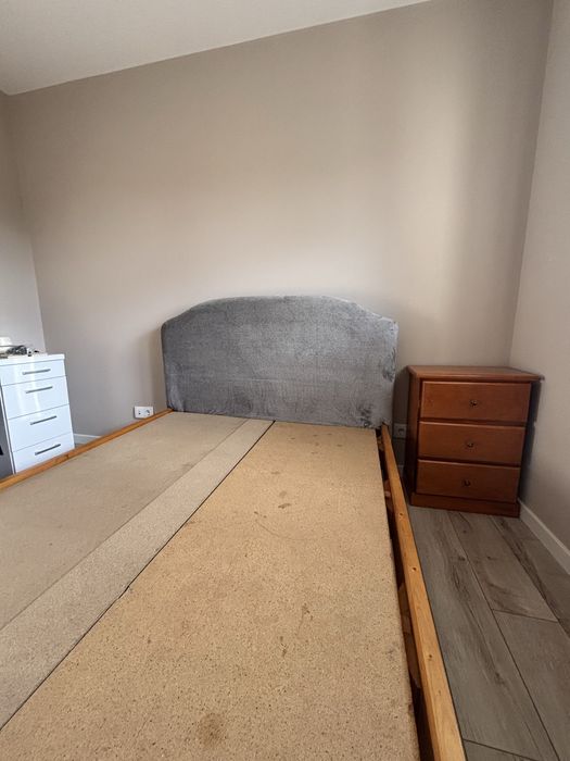 Cama em madeira maciça + mesa de cabeceira (140x190)