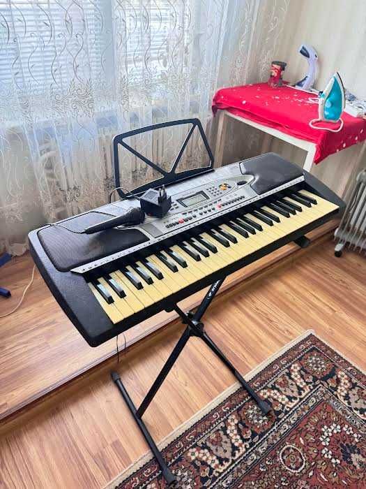 синтезатор Bravis kB-760 в хорошем состоянии