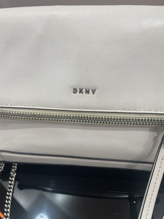 Torebka skórzana DKNY Jaye biała z łańcuszkiem na komunie, wesele