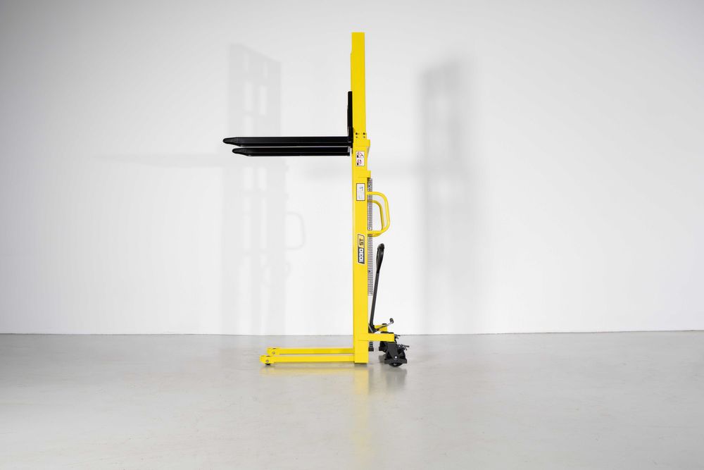 Porta-paletes (stacker) manual com 3 m de elevação - ST1030