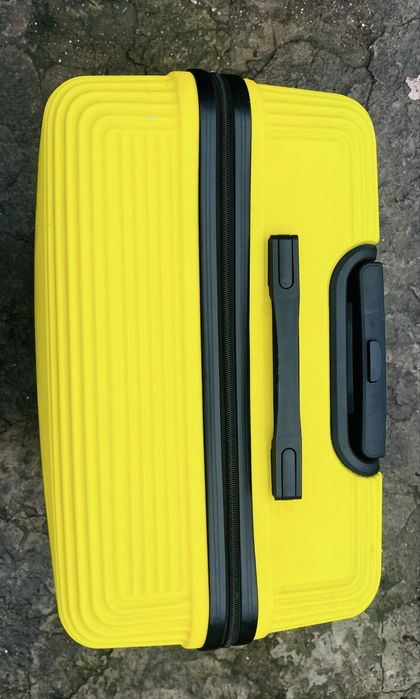 Продам жовту валізу.