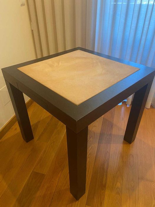Mesa de jogo quadrada com gavetas