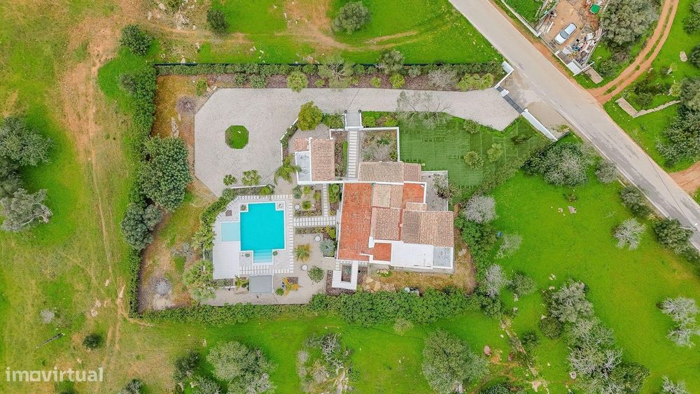 Moradia Renovada com Piscina em Quelfes, Olhão