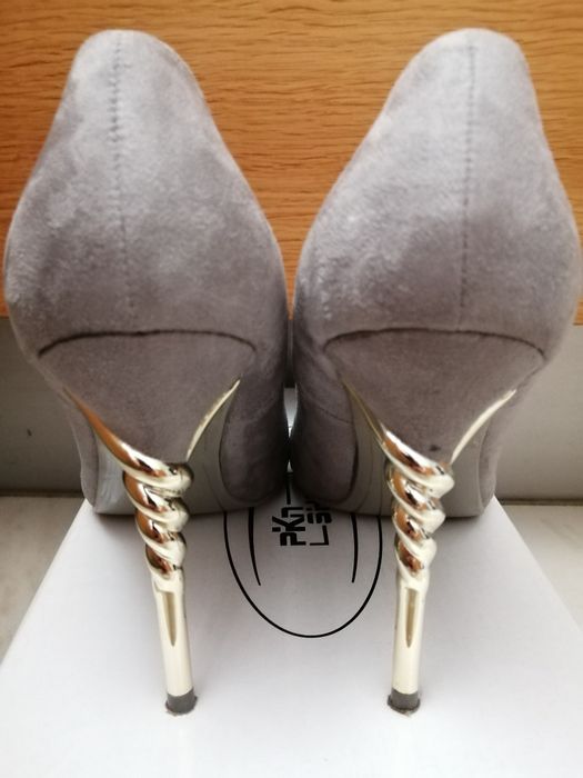 Szare buty na ozdobnym obcasie